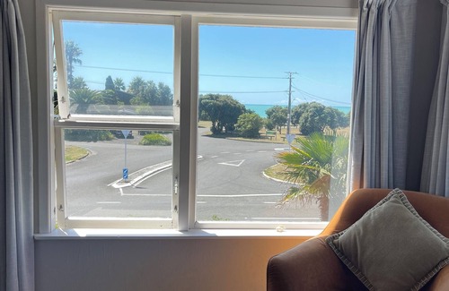 Te Awanga House | Beach front home stay
