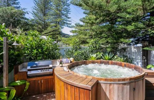 Patonga Apartment | Beach Front House Outdoor Hot Tub Sauna