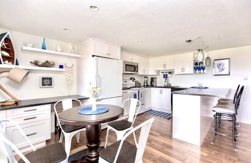 Victoria House | Beach Front Oasis 15 Minutes To Downtown Victoria