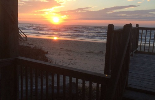 Surfside Beach House | Beach Front On Pedestrian Beach - bare feet to beach Sept 21-26 175nt+10% Off