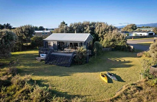Waikawa Beach House | Beach Front+River Views PerfectforFamilies/Couples