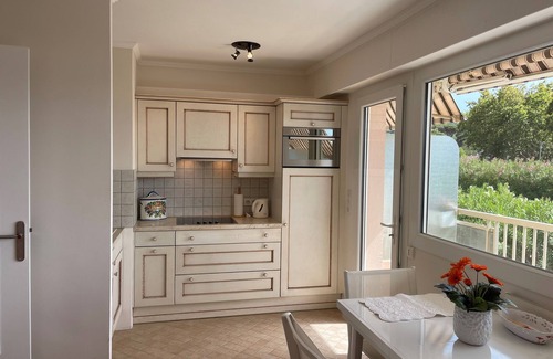 Cote d'Azur- French Riviera Apartment | Beach front Studio apartment in St Tropez close to centre of town with Parking