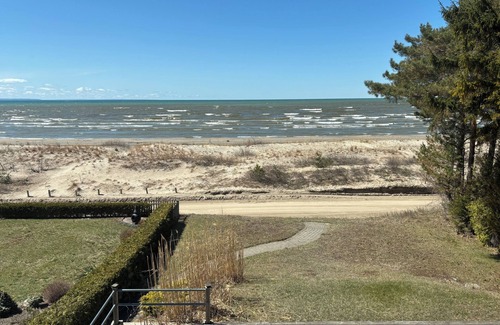 Wasaga Beach House | Beach Front/Water Front Family Friendly Home on Allenwood Beach Wasaga