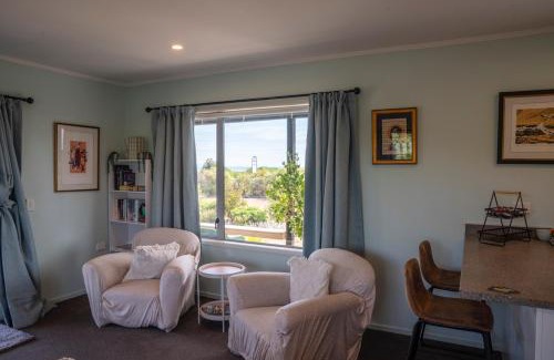 Te Awanga House | Beach Front Wine makers cottage