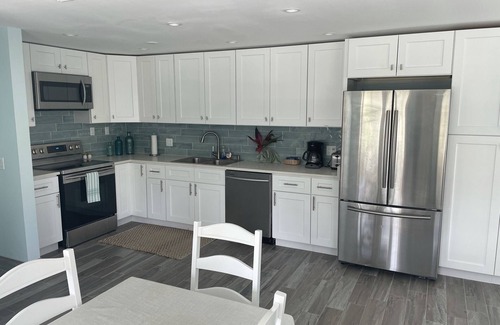 Jimmy Hill House | Beach front1 bedroom with pool