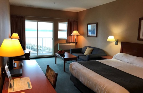 Powell River Hotel | Beach Gardens Resort and Marina