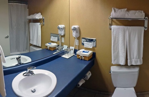 Powell River Hotel | Beach Gardens Resort and Marina