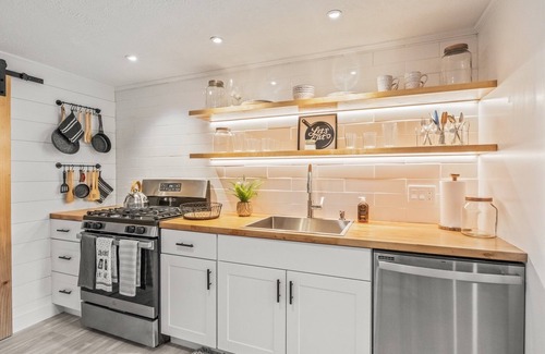 Dennis Apartment | Beach Getaway Condo, 4 Mins to Mayflower, Corporation Sleeps 4, Walk to Treats