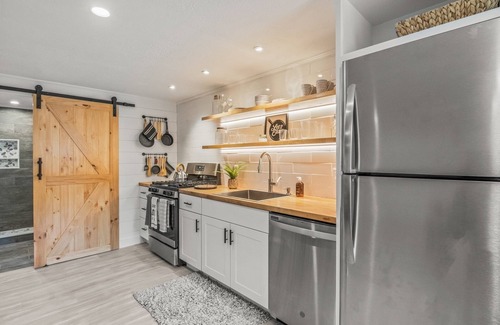 Dennis Apartment | Beach Getaway Condo, 4 Mins to Mayflower, Corporation Sleeps 4, Walk to Treats