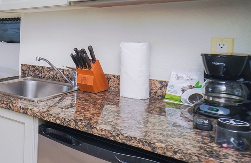 Crystal Harbour Apartment | Beach Getaway! Enjoy Free Breakfast and Free Parking, Outdoor Pool