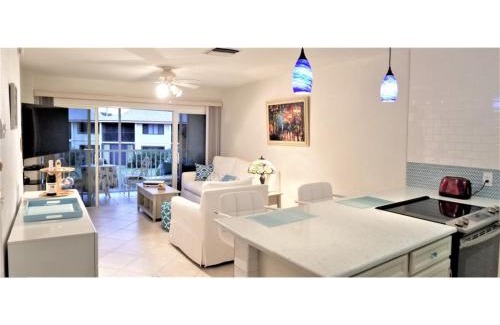Fort Pierce Apartment | Beach Getaway - Ocean beach, tennis, golf, pool with tiki bar