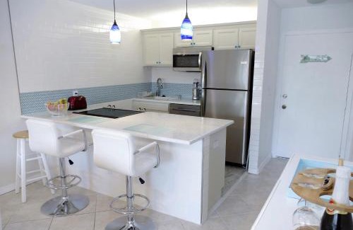 Fort Pierce Apartment | Beach Getaway - Ocean beach, tennis, golf, pool with tiki bar