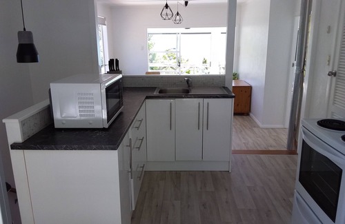 Te Kouma House | Beach Getaway-Stunning Sea Views/Close to Beach & Boat Ramp - Wi-Fi - 4 Bedrooms