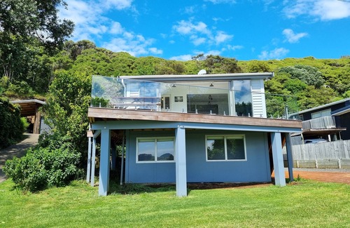 Te Kouma House | Beach Getaway-Stunning Sea Views/Close to Beach & Boat Ramp - Wi-Fi - 4 Bedrooms