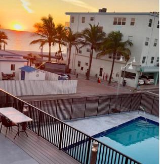 Hollywood Apartment | Beach Getaway