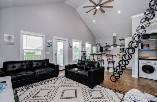 Port Bolivar House | Beach Getaway w/2 King Suites & 2 Min from Beach!