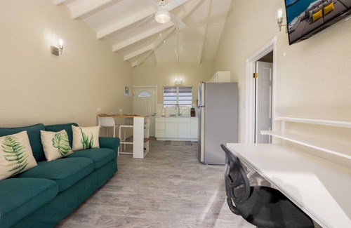 Runaway Bay Apartment | Beach, golf, everything nearby Top quality, quiet, comfortable