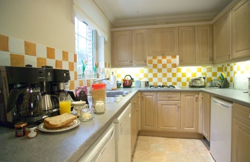Bonnybridge Apartment | Beach Ground Floor Flat, Edinburgh, Golf Coast & Festival Sleeps 4,