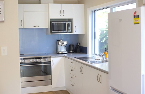 Gisborne Apartment | Beach Guest House - directly across the road from Wainui beach