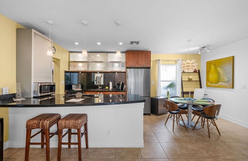 Boca Raton House | Beach Guest House "Reset your Vibe". steps to the ocean.SUMMER DISCOUNTS !