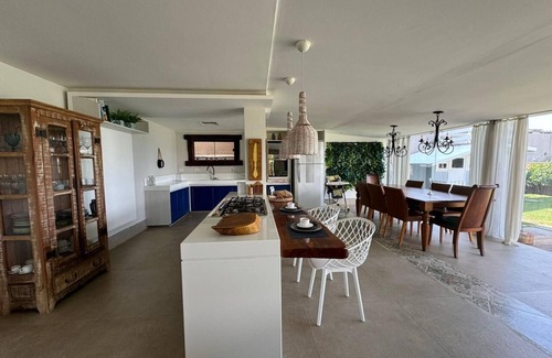 Southeast Region House | Beach House 643 – Right on the Sand in Santa Monica, Guarapari