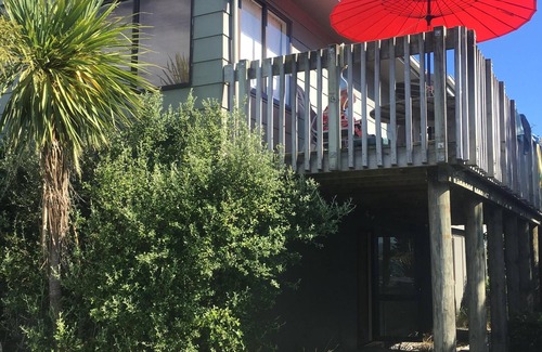 Mahia House | Beach-handy bach at Mahanga