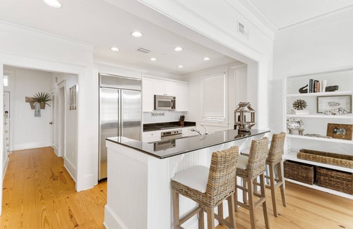 Beach District Condo | Beach Hat/2 Min Walk to Beach/On Town Square/Gulf View/2 Bikes