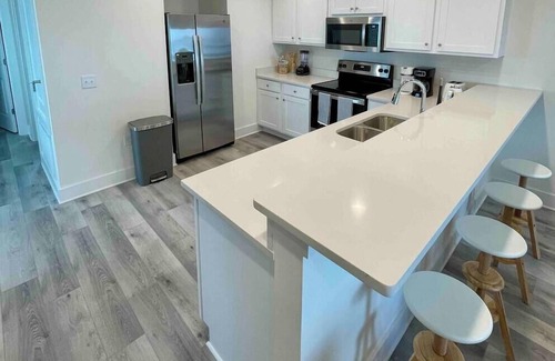 Innerarity Townhomes House | Beach Haven: Beautiful views, Kayaks, Pool & more!