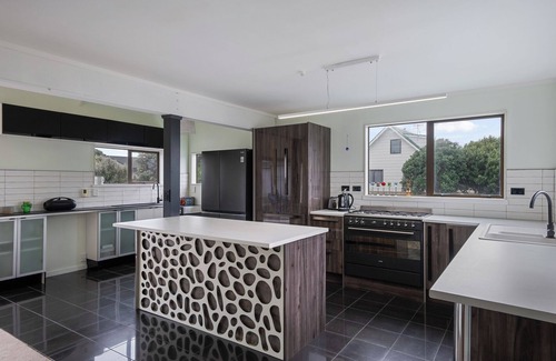 Waikanae House | Beach Haven Manor - Waikanae Beach Holiday Home