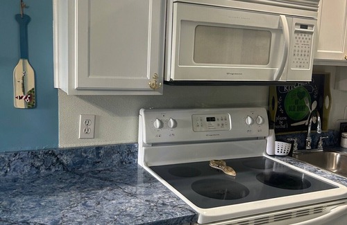 Cape May - Wildwood Condo | Beach Holiday Condo ~ 1 BR/2 Full Baths ~ Full Kitchen With Dishwasher