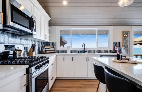 Leamington Cottage | Beach, Hot Tub, Kayaks, Sunsets and Moon lit Lakehouse!