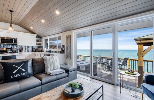 Leamington Cottage | Beach, Hot Tub, Kayaks, Sunsets and Moon lit Lakehouse!