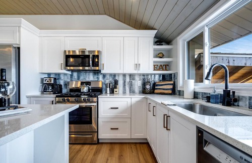 Leamington Cottage | Beach, Hot Tub, Kayaks, Sunsets and Moon lit Lakehouse!