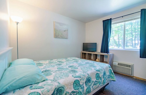 Oscoda Hotel | Beach Hotel Room · Havenwood Shores No. 11