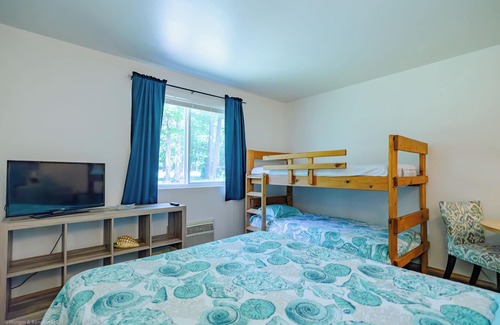 Oscoda Hotel | Beach Hotel Room · Havenwood Shores No. 11