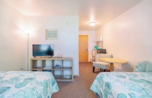 Oscoda Hotel | Beach Hotel Room · Havenwood Shores No. 10