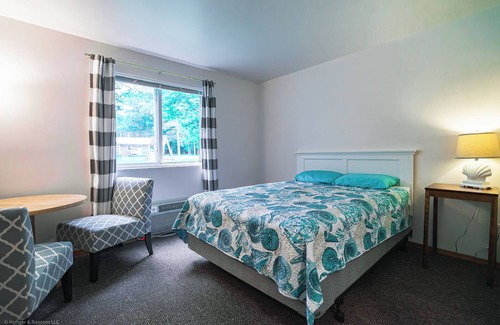 Oscoda Hotel | Beach Hotel Room · Havenwood Shores No. 12