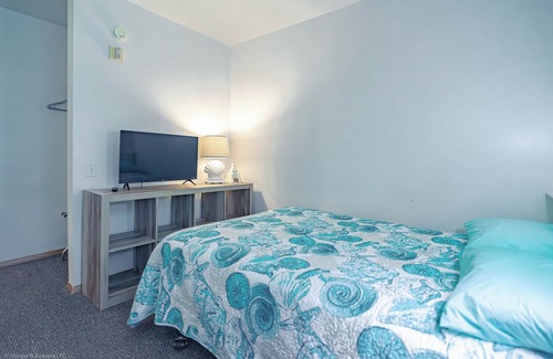 Oscoda Hotel | Beach Hotel Room · Havenwood Shores No. 9