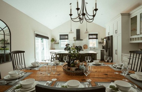 Alcona Cottage | Beach House 5 Star Gem with a Muskoka room and Yoga Studio