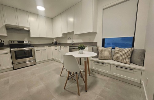 Dollarton House | Beach House Deep Cove Modern Retreat