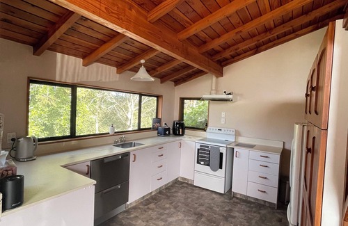 Waikouaiti House | Beach House Family Getaway n2min walk to beach nWarm sunny home unwind & relax