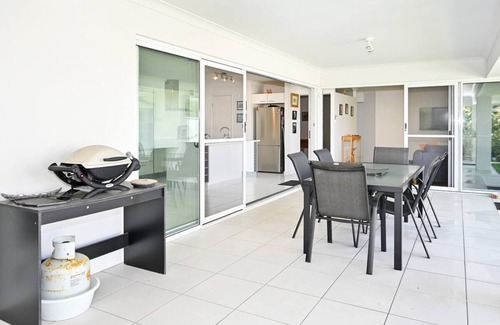 Warana House | Beach House Getaway - Stylish, Kms of Beach ZA1