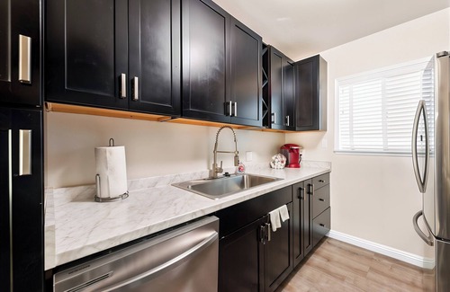 Silver Strand House | Beach House just Steps 2 Sand Huge Patio for Gatherings Dog!