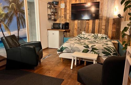 Schoonebeek Apartment | Beach House met badkamer, boxspring & airco