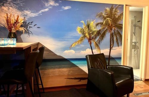 Schoonebeek Apartment | Beach House met badkamer, boxspring & airco