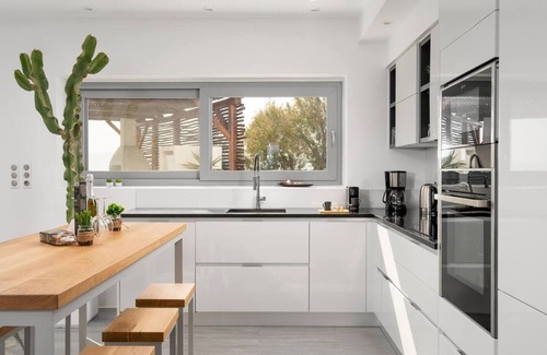 Maragas Villa | Beach House on Plaka Beach, Pool/Jacuzzi