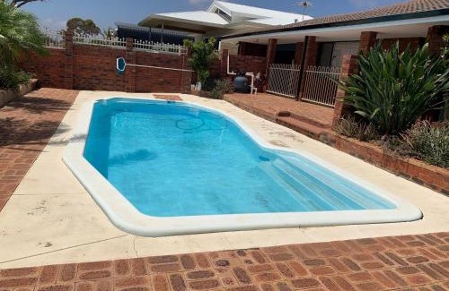 Beresford House | Beach House Opposite Ocean 4 Bed 2 Bathroom with pool