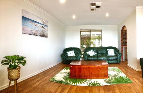 Beresford House | Beach House Opposite Ocean 4 Bed 2 Bathroom with pool