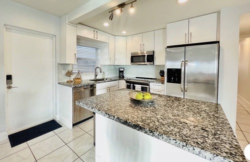 Lauderdale Beach House | Beach House. Paradise by the sea. 2 Minutes Walk to the Beach 🌞🌴Hot Tub.