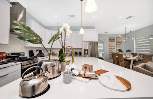 North Andrews Gardens House | Beach house ~ Private Pool, Fenced Yard, Office, Games, Entertainment Room